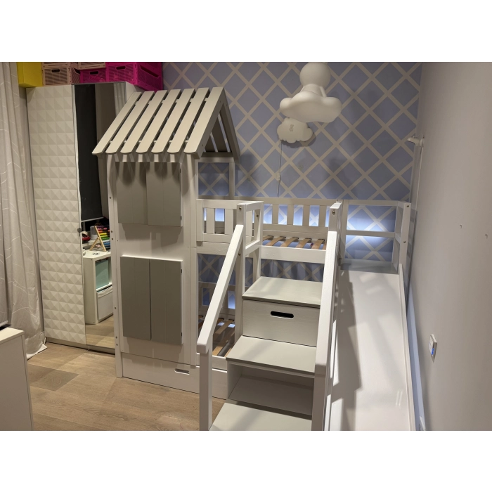 Łóżko piętrowe dziecięce ze zjeżdżalnią – domek